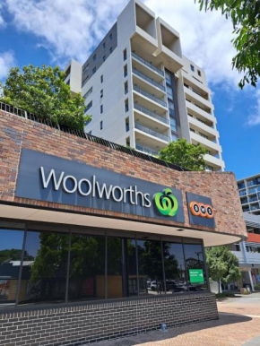 Hurstville Luxe 1BR above shops & nr train, Game Console & Free Netflix, Sydney